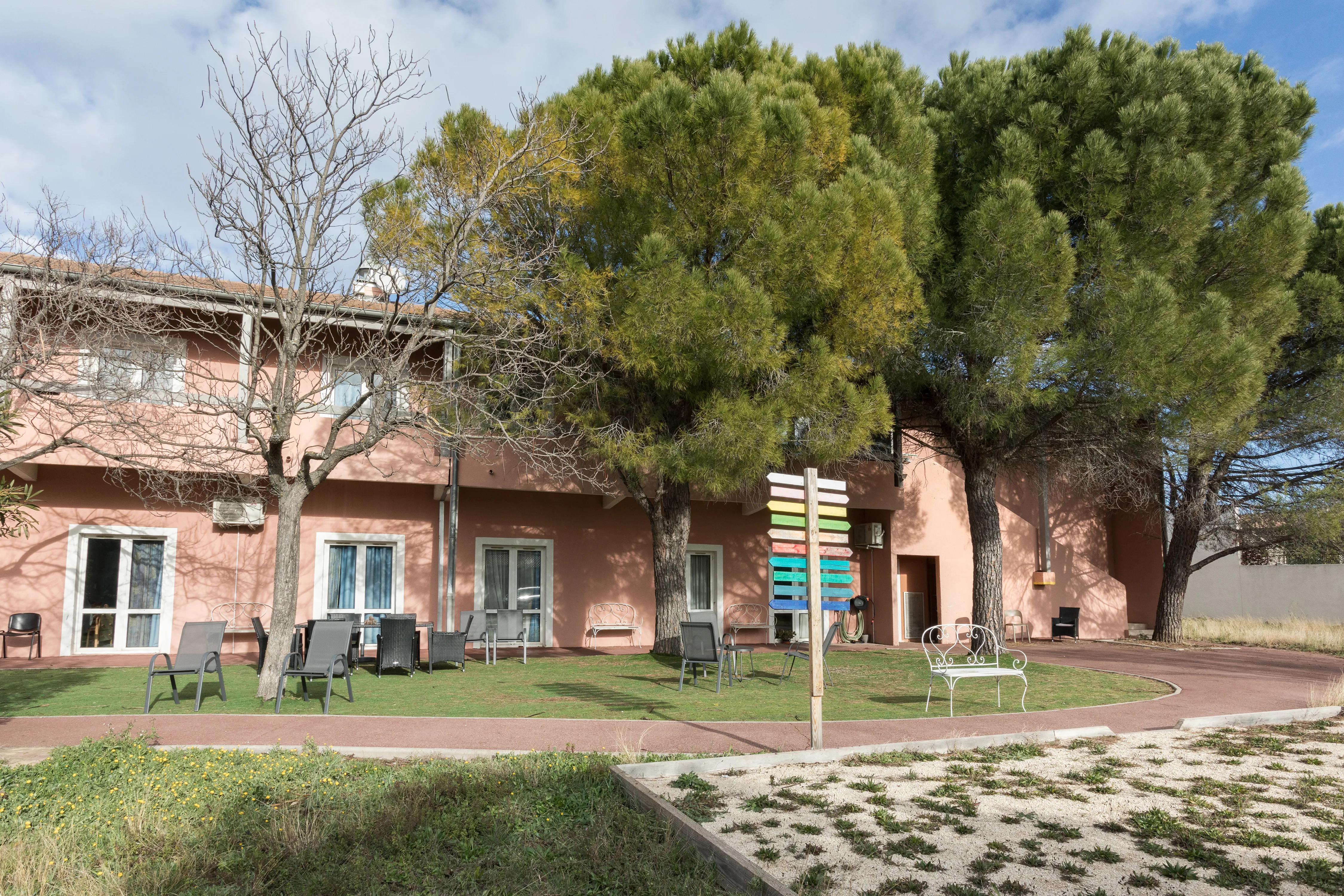EHPAD Les Châteaux de Provence - Maison de retraite / EHPAD à Châteauneuf-de-Gadagne